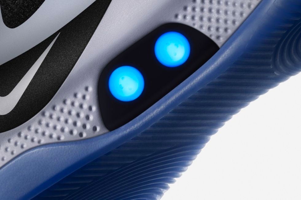 Nike Adapt BB Adalah Sepatu Basket Self-Lacing Yang Dikontrol Aplikasi