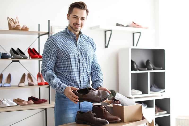 7 Tips Memulai dan Mengembangkan Bisnis Sepatu dari Rumah